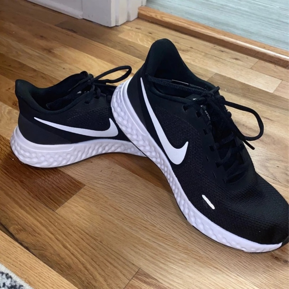 Nike revolution 5 sneakers